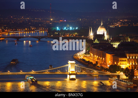 Budapest, vue sur la maison du parlement et le Pont des Chaînes, tourné à partir de la Citadelle, la colline Gellert Banque D'Images