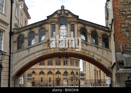 Vue d'Hertford Bridge populairement connu sous le nom de Pont des Soupirs qui relie l'Ancien et Nouveau Quadrangle d'Hertford College, Oxford. Banque D'Images