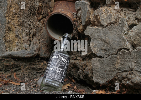 Une bouteille vide de Jack Daniels jonchent les rues d'Oxford, en Angleterre. Banque D'Images