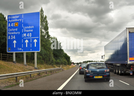 Le trafic lent du sud vers la sortie 9 sur l'autoroute M40 dans l'Oxfordshire, UK. Banque D'Images