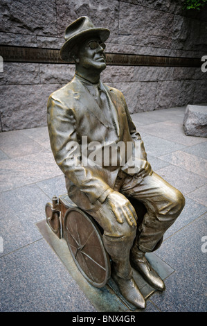 WASHINGTON DC, USA - sculpture stylisée d'un FDR les plus jeunes dans un fauteuil roulant à la Franklin D. Roosevelt Memorial à Washington DC les haines Point sur les rives de la Tidal Basin Banque D'Images