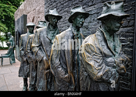 Breadline sculpture FDR Memorial Washington D.C. // WASHINGTON, D.C. — la sculpture Breadline représente des hommes qui font la queue pour manger pendant la Grande dépression, qui font partie du Franklin Delano Roosevelt Memorial sur le National Mall. Créée par le sculpteur George Segal, l'installation en bronze présente cinq figures grandeur nature représentant le chômage et les difficultés économiques qui ont caractérisé les années 1930 La sculpture est l'un des nombreux éléments artistiques du Mémorial du FDR qui illustrent les défis rencontrés pendant la présidence de Roosevelt de 1933 à 1945. Le mémorial, dédié en 1997, s'étend Banque D'Images