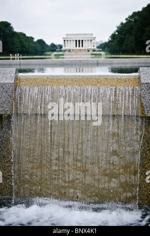 WASHINGTON DC, USA - Fontaines à la Seconde Guerre mondiale Mémorial sur le National Mall avec le Lincoln Memorial et miroir d'eau dans l'arrière-plan. Banque D'Images