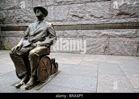 WASHINGTON DC, USA - sculpture stylisée d'un FDR les plus jeunes dans un fauteuil roulant à la Franklin D. Roosevelt Memorial à Washington DC les haines Point sur les rives de la Tidal Basin Banque D'Images