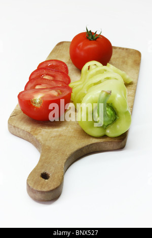 Tranches de légumes sur planche de bois Banque D'Images