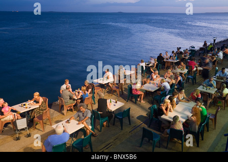 Salle à manger au bord de l'eau à Stokes Hill Wharf. Wharf Precinct, Darwin, Territoire du Nord, Australie. Banque D'Images