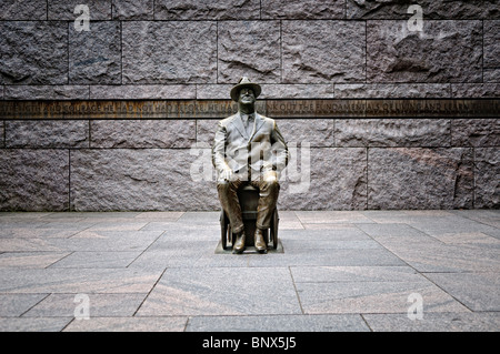 Franklin d Roosevelt Memorial FDR sculpture Washington DC // WASHINGTON DC, États-Unis — sculpture stylisée d'un jeune FDR en fauteuil roulant au Franklin D. Roosevelt Memorial à Washington DC sur Haines point sur les rives du Tidal Basin. Cette poignante statue en bronze, qui fait partie du mémorial, représente de manière unique l'ancien président dans son fauteuil roulant, un détail souvent caché de la vue du public au cours de sa vie. Banque D'Images