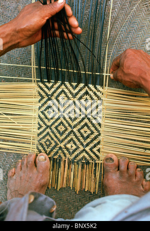 Les repas sont servis sur le tapis tissés à la toe dans un village Karajas par le Rio Araguaia Tocantins, au Brésil, le haut. Banque D'Images