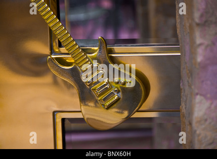 Poignée de porte en forme de guitare à l'entrée de Hard Rock Cafe sur le fleuve à pied à San Antonio, Texas, USA Banque D'Images