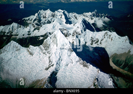 Nevado Alpamayo est un des plus remarquables pics dans la Cordillera Blanca des Andes péruviennes. Banque D'Images