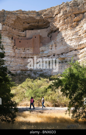 Verde Valley, Arizona, USA - Montezuma Castle National Park tribue Sinagua historique Falaise indienne d'habitation. Visiteurs passent sur le sentier. Banque D'Images