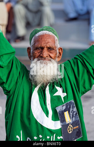 - Pakistan - Punjab Wagah - cheerleader pakistanais au cours de la cérémonie de clôture de la frontière de l'Inde Pakistan Banque D'Images