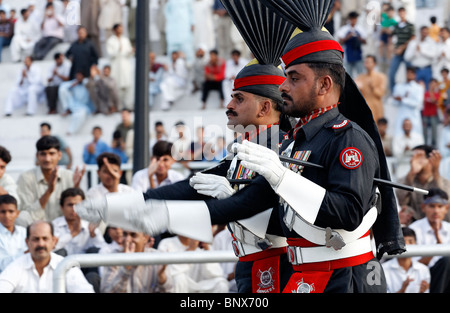 - Pakistan - Punjab Wagah - gardes-frontières pakistanais à l'exécution de la cérémonie de clôture de la frontière de l'Inde Pakistan Banque D'Images