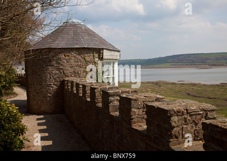 Laugharne castle balustrade avec un pavillon d'intégrer dans les créneaux où Dylan Thomas utilisé pour écrire Wales UK Banque D'Images