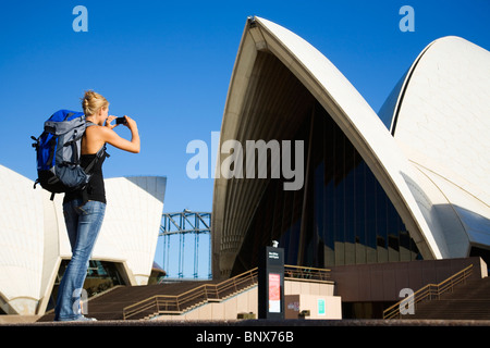 Un randonneur photographies l'Opéra de Sydney, Nouvelle Galles du Sud, Australie. Banque D'Images