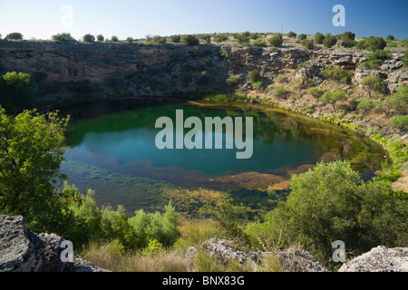 Verde Valley, Arizona, USA - Montezuma's Well parc national. Le Cenote-type 'bien' avec coloration de l'eau de la prolifération des algues. Banque D'Images