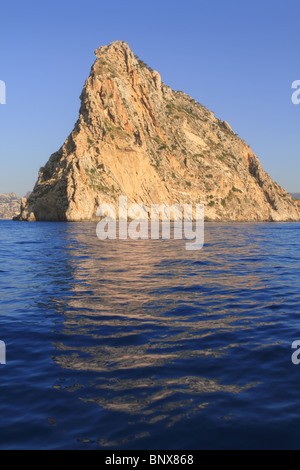 Penon de Ifach à Calpe la montagne à partir de la mer bleue en province d'Alicante Espagne Banque D'Images