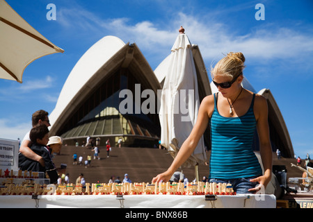 Magasins d'une femme à l'Opéra de Sydney les marchés - Sydney, New South Wales, Australie. Banque D'Images