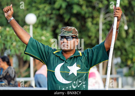 - Pakistan - Punjab Wagah - cheerleader pakistanais au cours de la cérémonie de clôture de la frontière de l'Inde Pakistan Banque D'Images