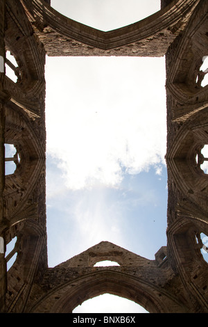 À la recherche en haut le ciel de l'intérieur les ruines médiévales de l'abbaye de Tintern, Monmouthshire, Wales Banque D'Images