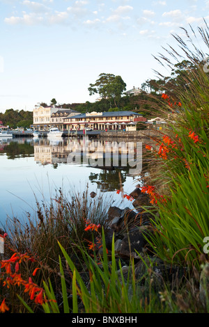 L'Aube à l'Harbour canton de Strahan sur la côte ouest de la Tasmanie. Hobart, Tasmanie, Australie Banque D'Images