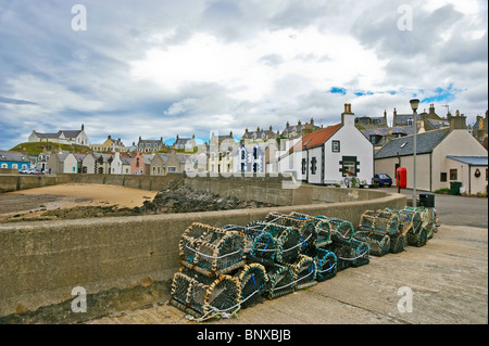 Les engins de pêche sur la jetée et converti maisons de pêcheurs dans le port d'Findochty, dans le comté de Moray nord-est de l'Écosse Banque D'Images