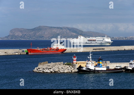 Grandi Navi Veloci ferry passager et l'approche fantastique sur le port de Palerme Sicile en Italie Banque D'Images