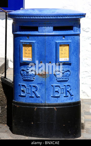 Boîte aux lettres bleu de la poste, typique pour les îles de la Manche, Guernsey, Royaume-Uni Banque D'Images