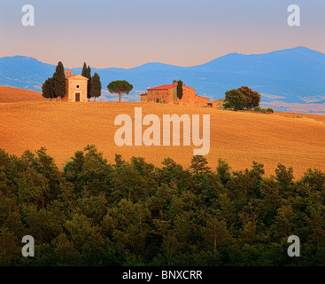 La petite chapelle Capella di Vitaleta dans la Toscane Val d'Orcia Banque D'Images