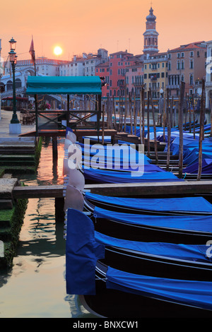 Le soleil se lève au-dessus du pont du Rialto sur le Grand Canal de Venise, Italie Banque D'Images