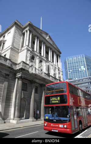 Bus de Londres et la Banque d'Angleterre et Royal Exchange bâtiments dans la ville de Londres Banque D'Images