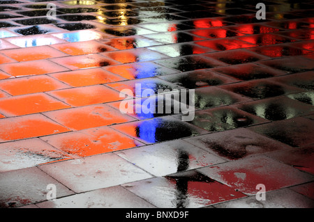 Reflets de néons sur la chaussée après la pluie dans Piccadilly Circus Londres Banque D'Images