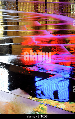 Reflets de néons sur la chaussée après la pluie dans Piccadilly Circus Londres Banque D'Images