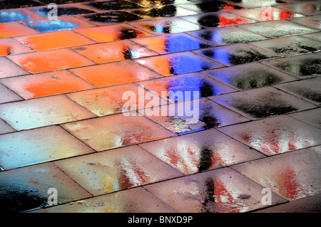 Reflets de néons sur la chaussée après la pluie dans Piccadilly Circus Londres Banque D'Images