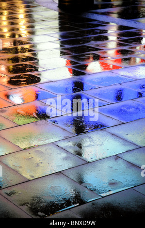 Reflets de néons sur la chaussée après la pluie dans Piccadilly Circus Londres Banque D'Images