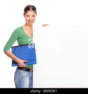 Isolé plein portrait d'une jeune étudiante belle et heureuse avec blank sign Banque D'Images