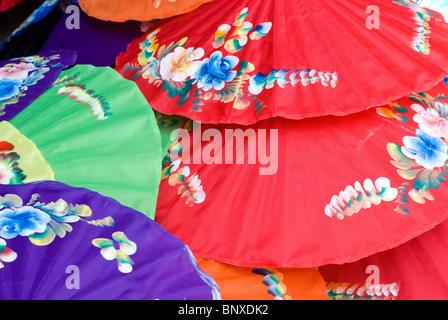 Des parasols en coton peint à la main couleurs assorties à Chiang Mai, Thaïlande. Banque D'Images