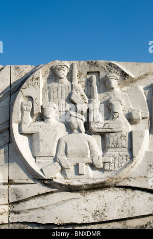 Close-up of White Heroes de la puissance des peuples Memorial Wall Relief, Statue (Memento) Park (Szoborpark) à Budapest, Hongrie Banque D'Images