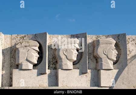 Close-up of White Heroes de la puissance des peuples Memorial Wall Relief, Statue (Memento) Park (Szoborpark) à Budapest, Hongrie Banque D'Images