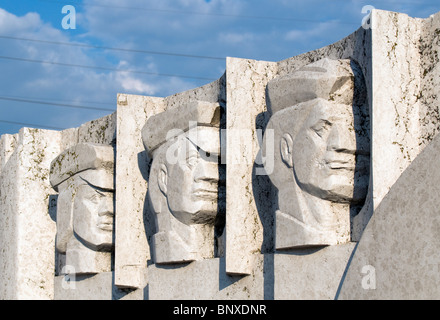 Close-up of White Heroes de la puissance des peuples Memorial Wall Relief, Statue (Memento) Park (Szoborpark) à Budapest, Hongrie Banque D'Images