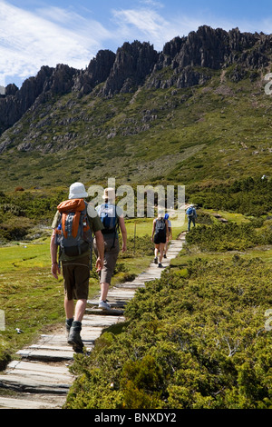 Randonneurs sur le sentier du sommet. Cradle Mountain-Lake St Clair National Park, Tasmanie, Australie Banque D'Images