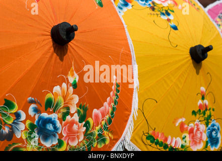 Coton peint à la main avec des motifs de fleurs parasols à un festival d'artisanat dans la région de Bo Sang, Chiang Mai, Thaïlande Banque D'Images