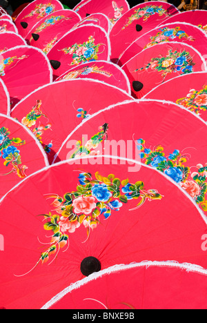 Coton peint à la main avec des motifs de fleurs parasols à un festival d'artisanat dans la région de Bo Sang, Chiang Mai, Thaïlande. Banque D'Images