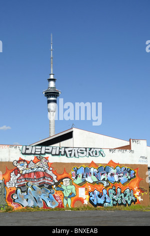 Graffitti et la Sky Tower à Auckland Nouvelle-Zélande Banque D'Images