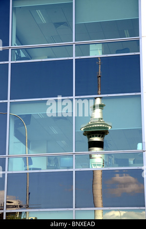 La Skytower reflétée dans un bâtiment à la façade de verre à Auckland Nouvelle-Zélande Banque D'Images