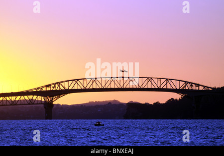 Le Harbour Bridge au coucher du soleil à Auckland Nouvelle-Zélande Banque D'Images