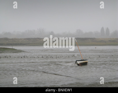 Un bateau à voile à marée basse dans l'estuaire de Blackwater, Maldon, Essex Banque D'Images