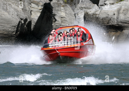 Jet Boat sur la Shotover River Kawarau près de Queenstown Nouvelle Zelande Banque D'Images