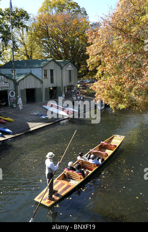 Promenades en barque sur la rivière Avon et l'Antigua Yacht cabanes à Christchurch en Nouvelle-Zélande Banque D'Images