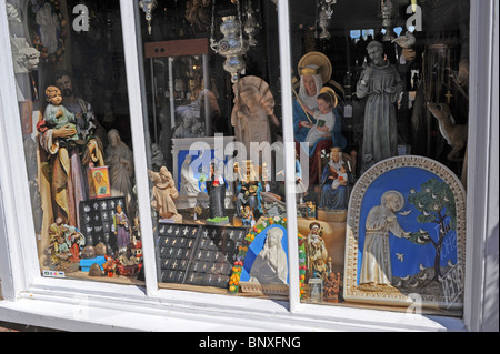 Eglise en pèlerinage et accessoires de dans le village de Walsingham dans North Norfolk UK qui est célèbre pour ses églises et sanctuaires religieux Banque D'Images